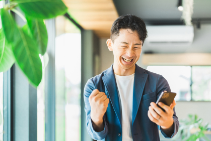 喜んでいる男性の画像