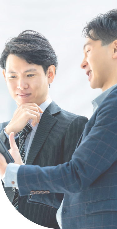 社員が集まっている画像